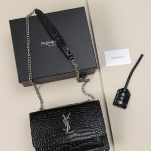 입생로랑 [YSL] 수입프리미엄급 생로랑 엠보싱 크로커다일 가죽소재 SUNSET 미디움백