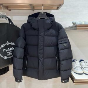 프라다 26FW. 가슴엠보 클래식 삼각로고 패딩 자켓